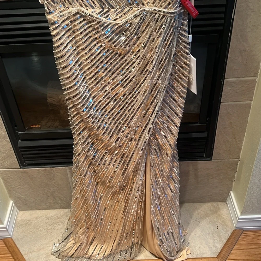 Gorgeous Mac Duggal gown - Picture 6 of 9